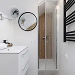 Wyjatkowe Z Klimatyzacja Dla Pary W Gliwicach By Renters アパート